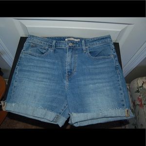 🦋High rise Levi’s jean shorts size 29🦋